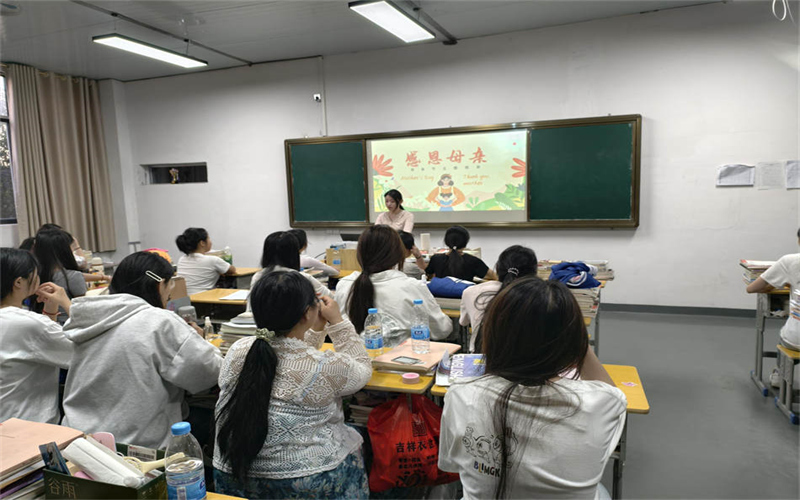 我校學(xué)工處組織各班級召開“感恩母愛，溫暖同