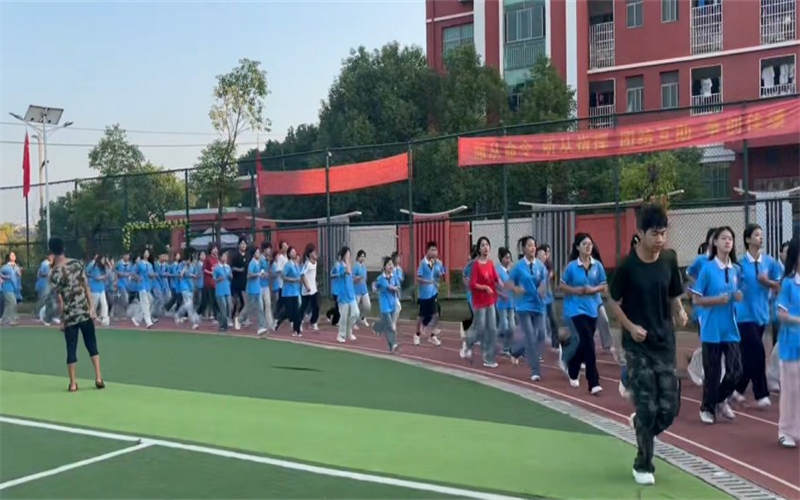 養(yǎng)成良好習(xí)慣，每日早操促進(jìn)學(xué)生健康成長(zhǎng)